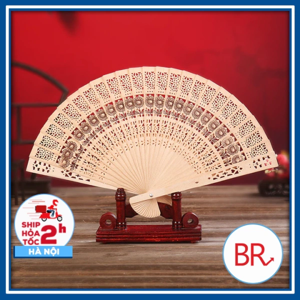Khi dùng quạt gỗ xếp họa tiết cổ trang làm nền chụp áo dài, việc cân bằng chiều cao bất ngờ trở thành thách thức