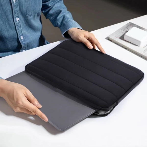 Khi lớp bảo vệ mềm mại của túi laptop 13‑14 inch không thực sự chống thấm nước trong những ngày mưa