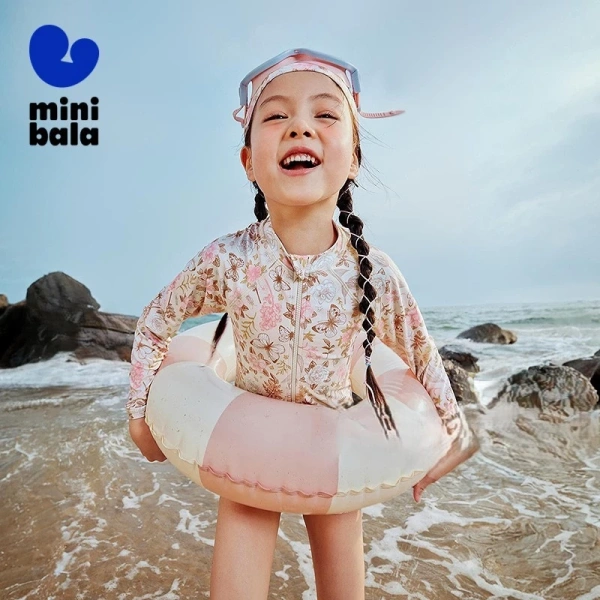 Khi mũ bảo nắng trên đồ bơi hai mảnh khiến bé gái cảm thấy ngột ngạt hơn dự tính