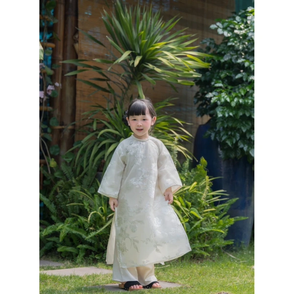 Khi mua áo dài cách tân cho bé gái, hầu hết phụ huynh bỏ qua chi tiết hở gáy khiến bức ảnh Tết không như ý