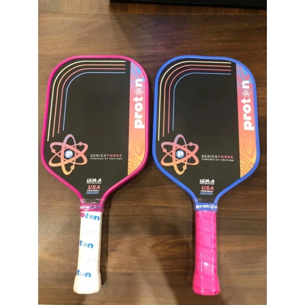 Khi quấn cán vợt pickleball, cảm giác quay tay hé lộ một bí mật: độ bám quyết định hiệu suất hơn độ cứng.