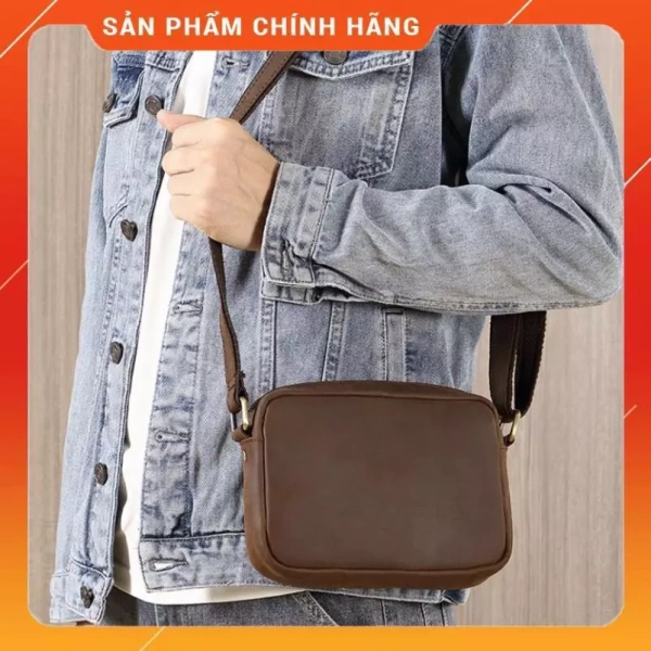 Khi túi da thật đa năng vừa đeo chéo vừa làm clutch làm thay đổi cách sắp xếp đồ dùng hàng ngày