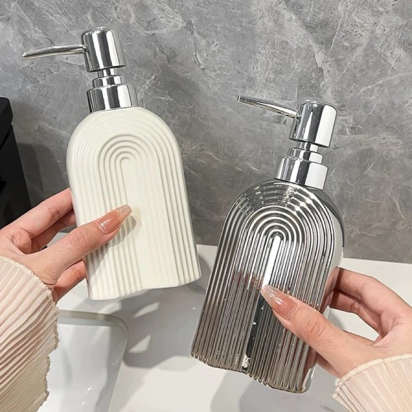 Khi vẻ đẹp tối giản của đồ đựng rửa tay phong cách Bắc Âu lại gây khó khăn trong việc vệ sinh viền.