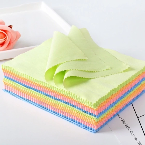 Làm sạch màn hình bằng khăn lau, nhưng vết bẩn mỏng vẫn bám lâu hơn dự đoán