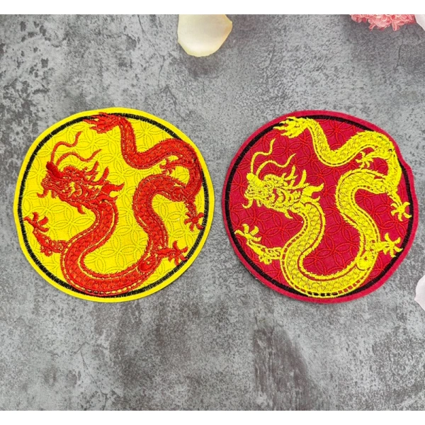 Mảnh dán logo tròn 16 cm trên áo dài mới thường ẩn mất cảm giác hoàn hảo