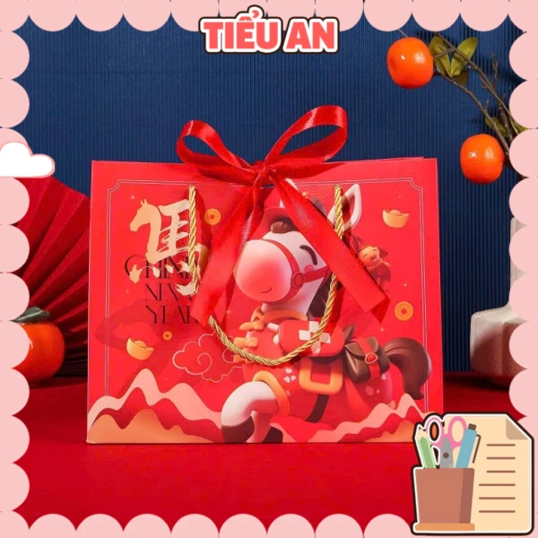 Màu đỏ và dây cột lạ trong bao quà thường làm người nhận tin vào may mắn, mặc dù thực tế chỉ là cảm giác tạm thời