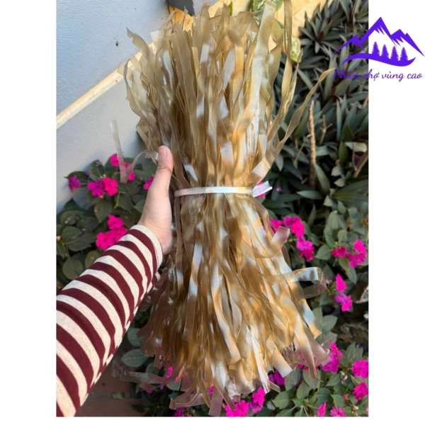 Miến sáp từ củ dong và sâm đất vẫn giữ độ dẻo sau một ngày ngâm lạnh, khiến bát thứ hai bất ngờ ngon hơn