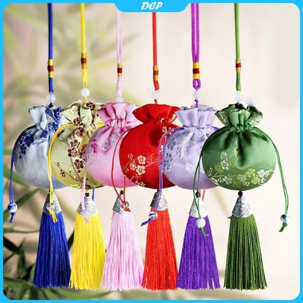Mong đợi vẻ đẹp truyền thống của túi lụa thổ cẩm thêu và thực tế về độ bền khi đựng trang sức