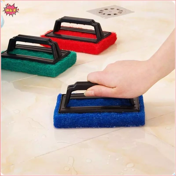 Một chiếc bàn chải xốp nhẹ có tay cầm lại trở thành giải pháp bất ngờ cho những vết bẩn cứng trên gạch tắm và sàn bếp