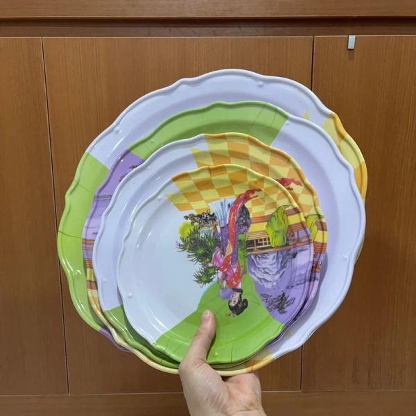 Một năm dùng dĩa melamine trên ban thờ, màu sắc dần phai nhạt – chi tiết ít người chú ý
