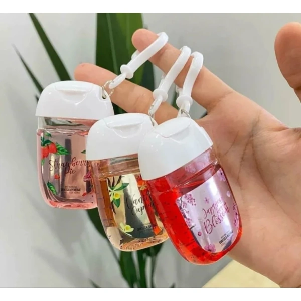 Mùi hương tự nhiên của gel rửa tay khô mang lại cảm giác sạch sẽ nhưng da vẫn thiếu độ ẩm