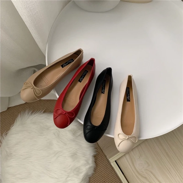 Nếu chọn size lớn hơn cho đôi giày búp bê phẳng, độ thoải mái có thực sự bù được sự gọn gàng của miệng nông?