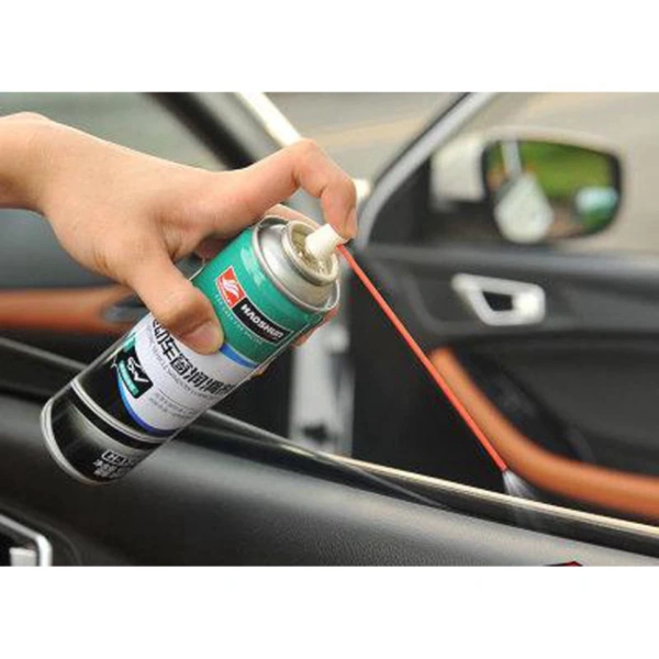 Những giọt xịt chống kẹt kính cửa sổ ô tô vào gioăng cao su giúp ngăn ngừa tình trạng kính dính kín mỗi khi trời mưa.