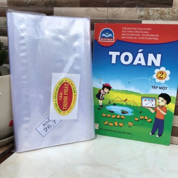 Rõ ràng bìa kiếng dày bảo vệ sách lâu năm, nhưng việc tháo mở lại thường khiến người dùng ngạc nhiên