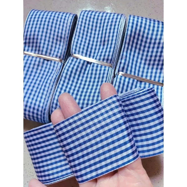 Ruy băng vải caro dài 10m khiến góc phòng nhỏ cảm thấy chật hẹp hơn chờ đâu