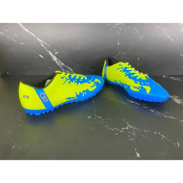 Sân cỏ nhân tạo làm lộ điểm yếu của giày bóng đá trẻ em trong việc giữ độ bám
