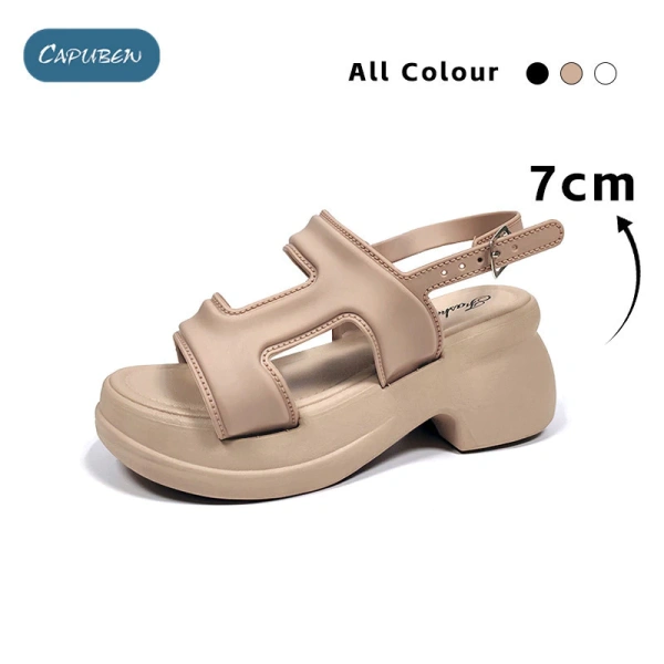 Sau một buổi dài trên bãi biển, cảm giác bấn ngại khi diện đôi dép wedge thanh lịch bất ngờ hơn mong đợi