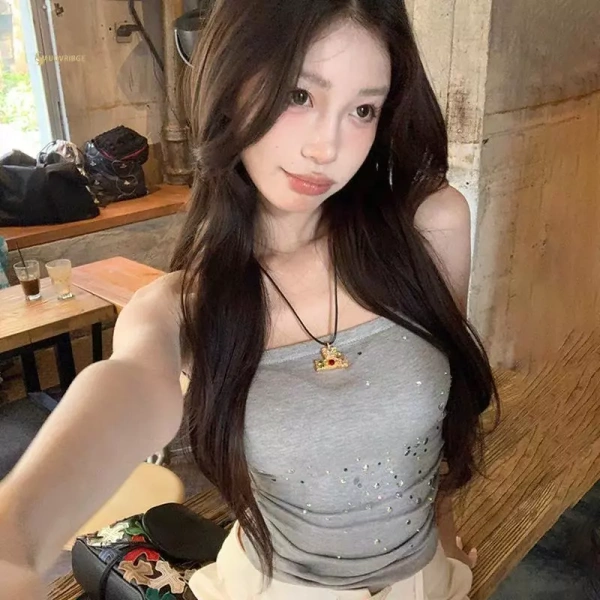 Sự bất ngờ khi dây chuyền thời trang mùa hè bị bám mồ hôi làm mất vẻ bóng trong ngày nắng.