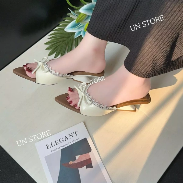 Sự bất ngờ khi độ bám chân của dép cao gót quai ngang giảm dần sau vài tuần sử dụng