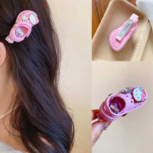 Sự bất ngờ khi kẹp tóc hình mỏ vịt dễ thương lại khiến mái tóc bé gái thường xuyên bị trượt và rối bời.