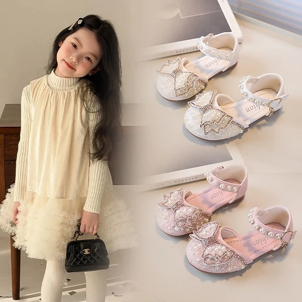 Sự bất ngờ khi sandal màu hồng nhẹ nhàng hòa quyện cùng làn gió biển, mang lại cảm giác thoáng mát suốt cả ngày