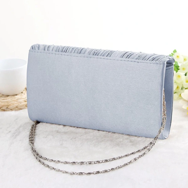 Sự cân nhắc giữa vẻ sang trọng của clutch bạc kèm phụ kiện và độ bền thực tế khi tham dự tiệc kéo dài