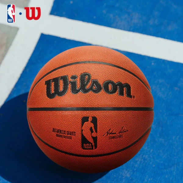 Sự khác biệt cảm giác khi một quả bóng rổ Wilson indoor‑outdoor thực tế trên sân cỏ