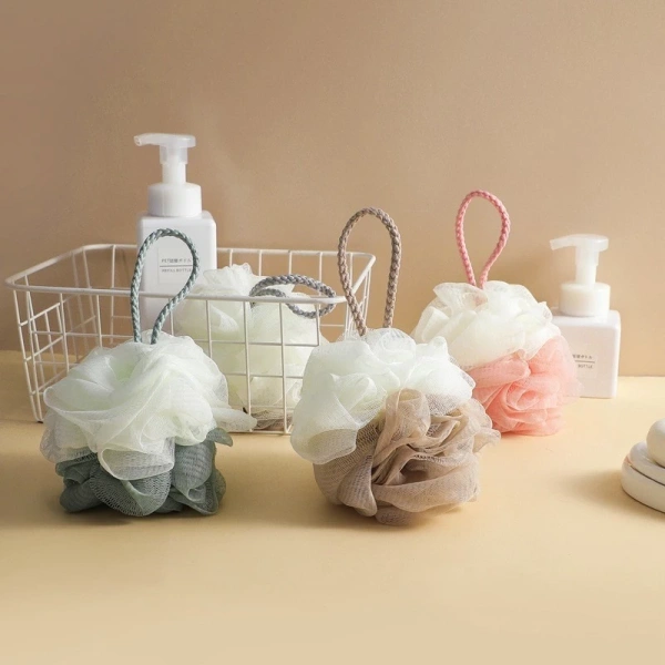 Sự khác biệt giữa cảm giác bọt dày rộ và hiệu quả tẩy da chết chỉ xuất hiện khi dùng bông tắm lưới tròn có dây đeo