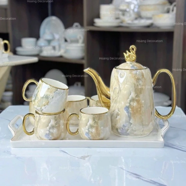 Sự pha trộn giữa sang trọng và độ bền của bộ ấm chén sứ vân đá khiến nhiều người cân nhắc lại trước khi mua