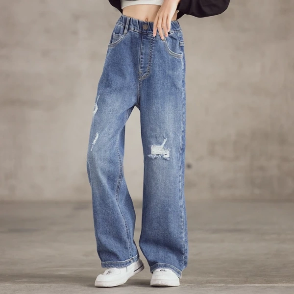 Sự thoải mái của quần jeans rộng cho bé đôi khi lại khiến bố mẹ lo lắng về độ bám khi bé chạy chơi