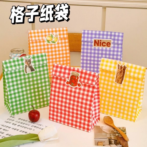 Túi giấy có kèm sticker dán miệng xinh xắn thường không chịu được trọng lượng khi mang quà thực phẩm