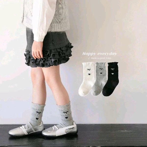 Váy ba tầng cổ cao trẻ em: khi vẻ xinh khiến các bé gặp khó khăn trong những bước chạy trên sân trường