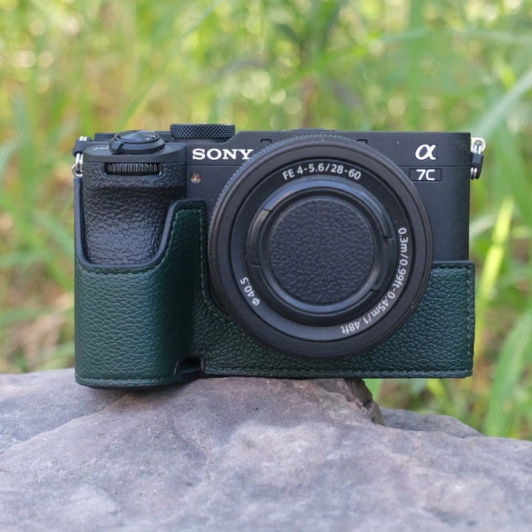 Vỏ bảo vệ da cho Sony A7C2 và A7M4 tăng cảm giác chắc chắn nhưng lại làm giảm tính linh hoạt khi di chuyển
