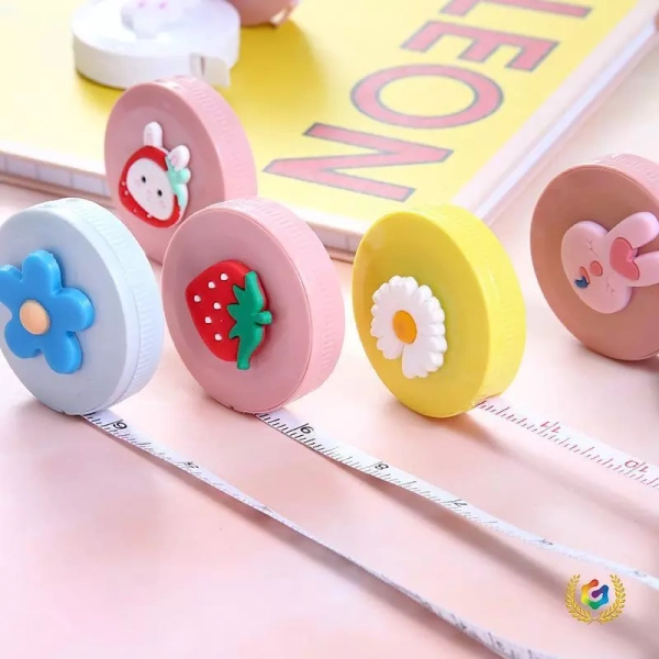 Thước băng mini đáng yêu thực tế: Tiện lợi trên bàn học nhưng hạn chế khi cần đo dài hơn - Ảnh 1 Thước băng mini đáng yêu thực tế: Tiện lợi trên bàn học nhưng hạn chế khi cần đo dài hơn - Ảnh 1
