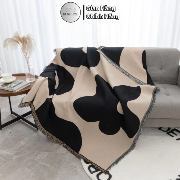 Đối với người dùng muốn cân bằng giữa giá thành và hiệu quả, vải lót nỉ thường là lựa chọn tối ưu – vừa tăng độ bám, vừa giữ cảm giác mềm mại cho khăn họa tiết hoa. (Ảnh 4)