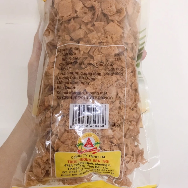 Mứt dừa giòn có thể ăn trực tiếp như một món snack khi xem phim hay uống cà phê. (Ảnh 3) Mứt dừa giòn có thể ăn trực tiếp như một món snack khi xem phim hay uống cà phê. (Ảnh 3)