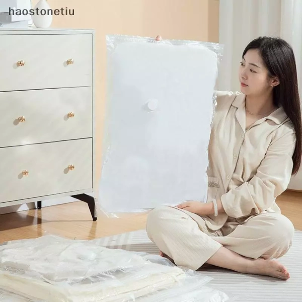 Áo khoác mùa đông thường được làm từ các loại vải dày, có lớp cách nhiệt (bông, lông vũ, hoặc các vật liệu tổng hợp). (Ảnh 3)