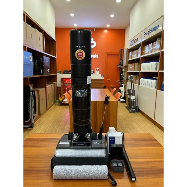 Con lăn 2 viền – một lớp lăn rộng để lấy nước và một lớp lăn nhỏ hơn để hút bụi – giúp máy tiếp cận các góc hẹp hơn, đồng thời đồng thời hút nước và bụi ra khỏi bề mặt. (Ảnh 3)