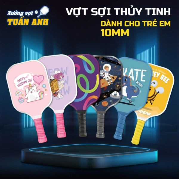 Trọng lượng nhẹ của vợt pickleball mini thường khiến các bé quên đi sự cuốn hút của hình in nhân vật. - Ảnh 1 Trọng lượng nhẹ của vợt pickleball mini thường khiến các bé quên đi sự cuốn hút của hình in nhân vật. - Ảnh 1