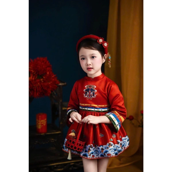 Áo dài vốn đã là biểu tượng của vẻ đẹp truyền thống, nhưng trong những buổi chụp hình quan trọng như Tết, sự “độc đáo” lại nằm ở chi tiết phụ kiện. (Ảnh 2)