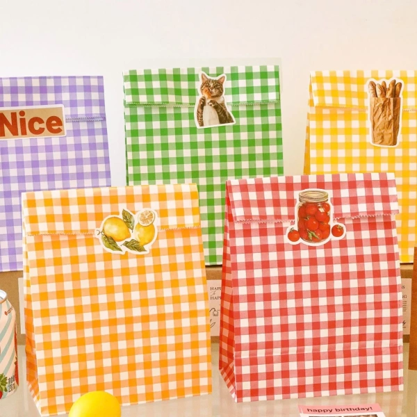 Túi giấy có kèm sticker dán miệng xinh xắn thường không chịu được trọng lượng khi mang quà thực phẩm - Ảnh 3 Túi giấy có kèm sticker dán miệng xinh xắn thường không chịu được trọng lượng khi mang quà thực phẩm - Ảnh 3