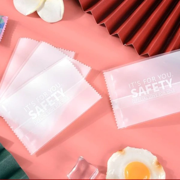 Túi foil thường được phủ lớp bạc để ngăn ánh sáng và oxy hoàn toàn, phù hợp cho bảo quản trong thời gian dài và các sản phẩm yêu cầu tiêu chuẩn an toàn thực phẩm cao. (Ảnh 4)