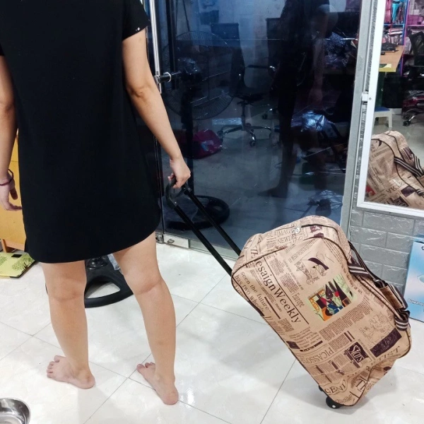 Túi kéo du lịch có bánh xe thực sự giảm tải lưng, nhưng cách sắp xếp đồ trong ngăn lại mang lại bất ngờ không mong muốn - Ảnh 1
