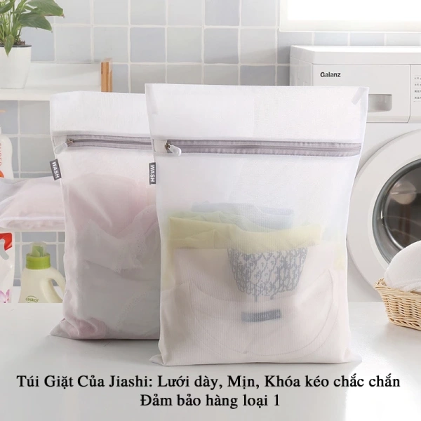 Thực hiện việc sắp xếp quần áo theo chất liệu và độ bền là bước đầu tiên giúp giảm thiểu rủi ro. (Ảnh 2)