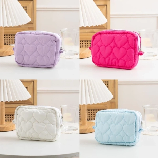 Với chất liệu polyester và thiết kế chắc chắn, túi này có thể chịu được trọng lượng lên đến khoảng 1,2 kg mà không bị giãn hay hỏng khóa kéo. (Ảnh 5)