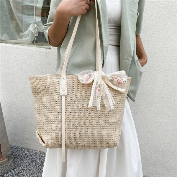 Túi tote đan cói họa tiết nơ tạo phong cách trẻ trung trên biển, nhưng dây da dễ trượt khi ẩm – cách khắc phục - Ảnh 3
