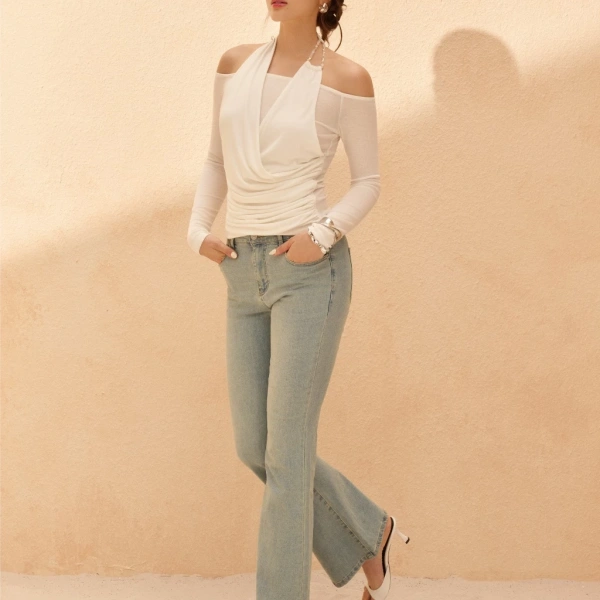 Vành quần jean ống loe ôm bắp tay thường khiến người mặc phải chỉnh lại liên tục suốt ngày - Ảnh 1 Vành quần jean ống loe ôm bắp tay thường khiến người mặc phải chỉnh lại liên tục suốt ngày - Ảnh 1