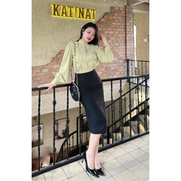 Một chiếc váy đã qua nhiều lần giặt bằng máy hoặc để phơi trực tiếp dưới ánh nắng mạnh sẽ làm giảm độ đàn hồi của vải, làm cho phần xẻ “cứng” và dễ mở ra. (Ảnh 2)