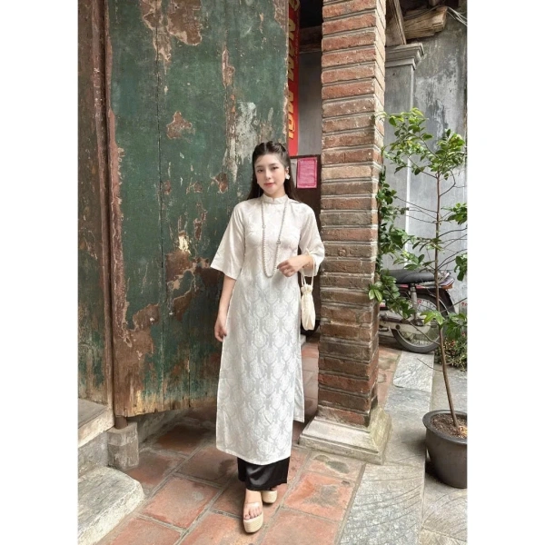 Chắc hẳn nhiều người đã từng gặp tình trạng áo dài gấm sau một thời gian sử dụng bắt đầu nhăn, màu sắc mờ dần, hoặc thậm chí bị “xè xụt”. (Ảnh 3) Chắc hẳn nhiều người đã từng gặp tình trạng áo dài gấm sau một thời gian sử dụng bắt đầu nhăn, màu sắc mờ dần, hoặc thậm chí bị “xè xụt”. (Ảnh 3)