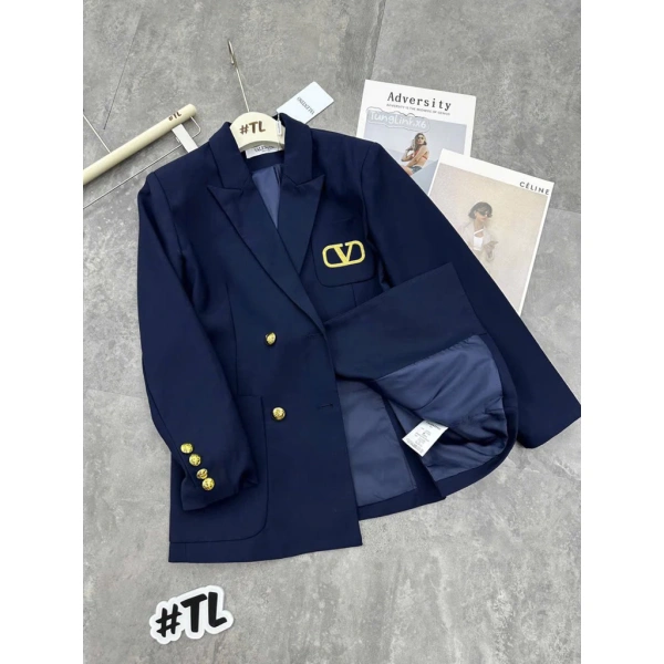Vest xanh than được cho là tôn dáng, nhưng độ co giãn và đường cắt mới là yếu tố quyết định cảm giác thon thả thực sự. - Ảnh 1